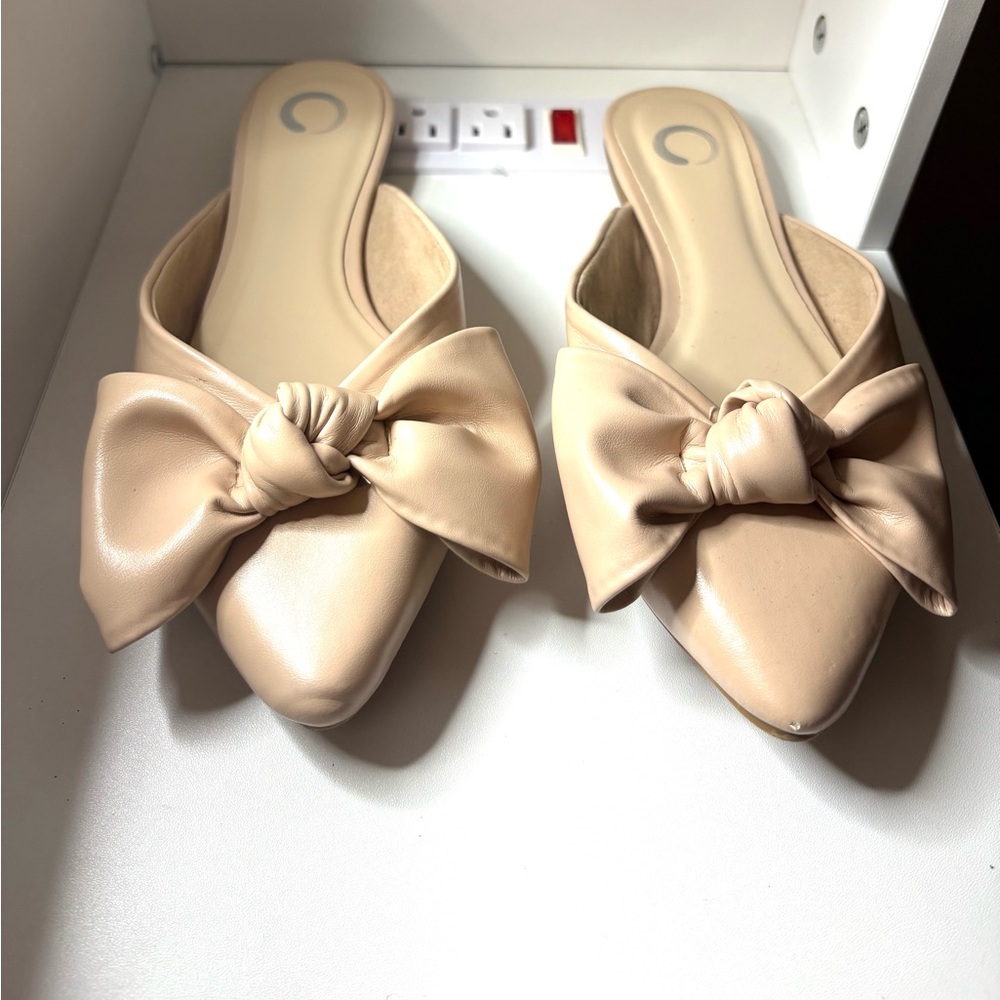 Journee collection Cream Bow Slip-On Women Flat